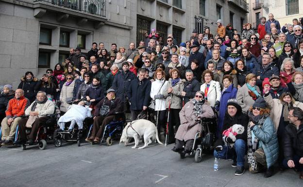 Foto de familia de asistentes al acto de conmemoración del día de las personas con capacidades distintas, en Segovia. /Antonio de Torre
