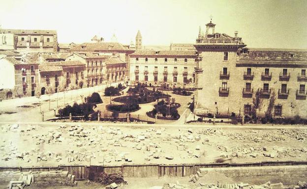 Instantánea de 1883 que muestra el colegio al fondo, la Plaza de Santa Cruz y el Colegio de San José en construcción/
