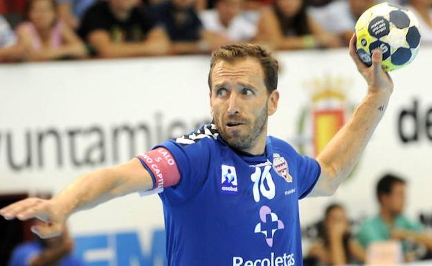 Fernando se dispone a lanzar un penalti. /R. Otazo