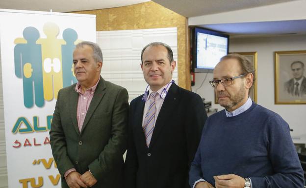 El diputado de Centros Asistenciales, el presidente del Colegio de Médicos y el de Alcer. /ANTORAZ