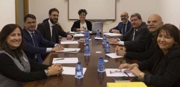 Los miembros del jurado, durante su deliberación.