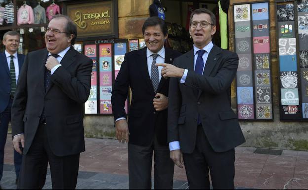 Los presidentes Juan Vicente Herrera, Javier Fernández y Alberto Núñez Feijoó./Eloy Alonso-ICAL