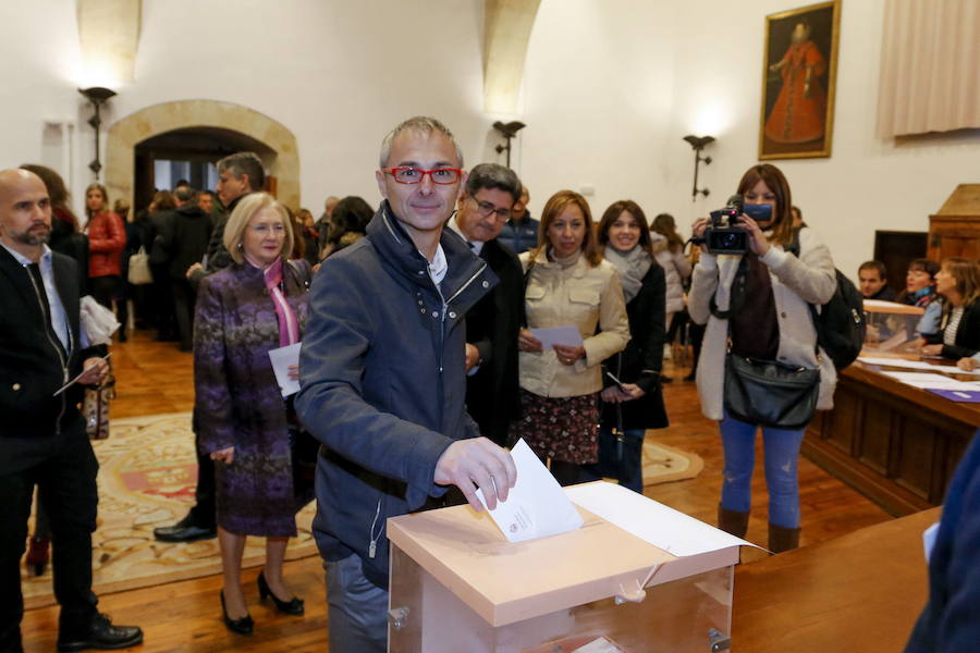 Ricardo Rivero vota en el Aula Salinas de la Universidad/MANUEL LAYA