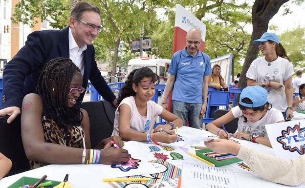 Voluntarios de La Caixa, en una acción solidaria./El Norte