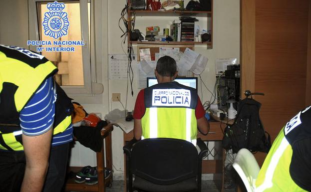 La Policía revisa el ordenador de un detenido./Archivo