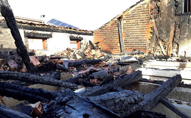 Estado en que quedó el interior de una de las casas de Fuenterrebollo, con las vigas y el armazón quemados. /El Norte