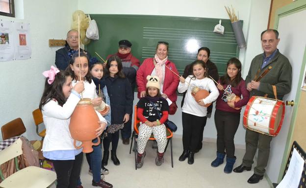 Alumnos y profesor en la primera de las sesiones del taller de pujo. /S. G.