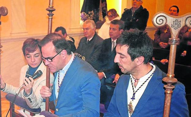 El hermano mayo, Domiciano Curiel, renueva el voto concepcionista.
