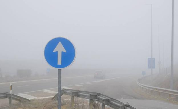 Un coche circula por el tramo de la A-6, cubierto de niebla, en una imagen de archivo./Gabriel Villamil