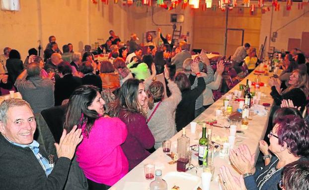 Los vecinos disfrutan durante la comida./Luis Antonio Curiel