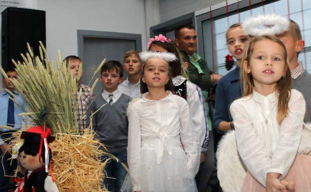 Varios niños interpretan un villancico durante la celebración de la Nochebuena polaca. /Antonio de Torre