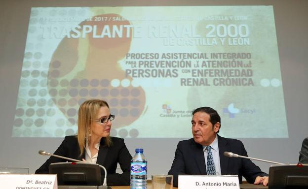 El consejero de Sanidad, Antonio María Sáez Aguado, junto a la directora de la Organización Nacional de Trasplantes, Beatriz Domínguez-Gil, en la inauguración de la jornada 'Transplante renal 2000 en Castilla y León/ICAL