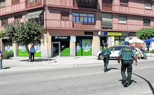 Dos guardias civiles se diponen a inspeccionar la oficina atracada el mismo 16 de agosto. :/A. Quintero