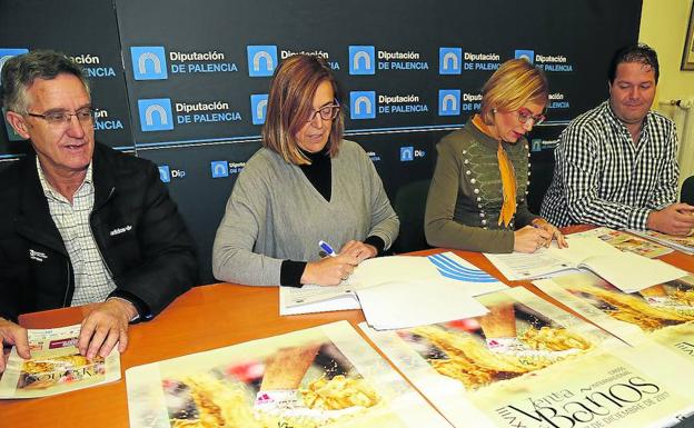 Gonzalo Pérez, Ángeles Armisén, Rosa Juanes y Ricardo Beltrán, ayer, en la firma del convenio de colaboración./ANTONIO QUINTERO
