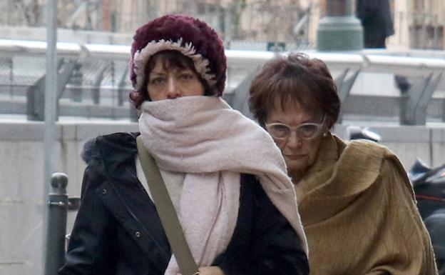 Dos mujeres se protegen del frío. /De Torre