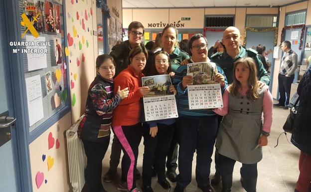 Participantes en la edición del calendario, con guardias civiles, en su presentación. /El Norte