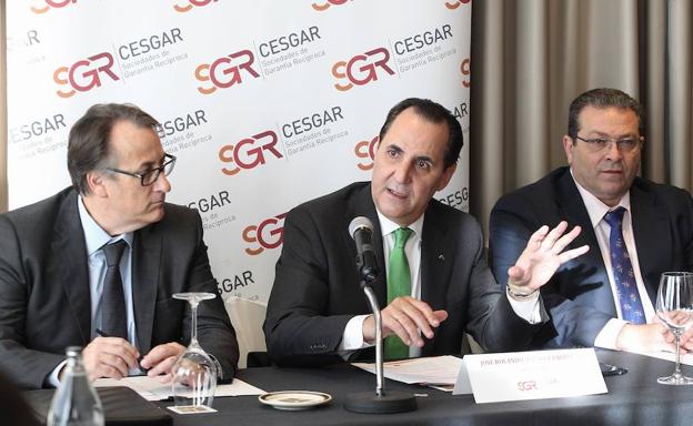 El presidente de la Confederación Española de sociedades de Garantía Recíproca, José Rolando Álvarez junto a los vicepresidentes de SGR Cesgar, Jesús Fernández (I) y Antonio Vega./ICAL