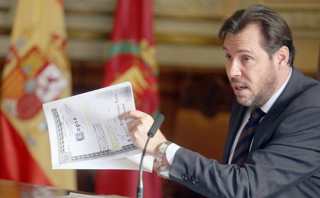 Óscar Puente muestra uno de los documentos que acreditan el alquiler a las empresas de los Samaniego en una imagen de archivo./Henar Sastre