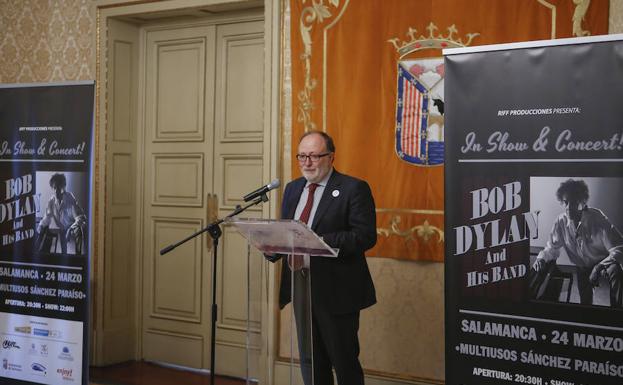 El vicerrector para la Conmemoración del VIII Centenario, Mariano Esteban, presentó en el Ayuntamiento el concierto de Bob Dylan. /VÍCTOR ANTORAZ