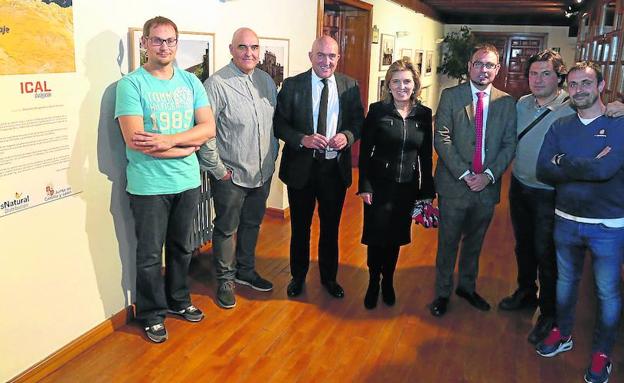 César Combarros, Eduardo Margareto, Jesús Julio Carnero, María José Salgueiro, Luis Miguel Torres, David Arranz y Enrique Bueno inauguran la exposición ‘Los paisajes de Carlos V (El primer viaje)’./R. C.-ICAL