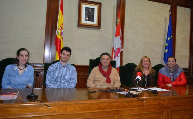 El concejal bejarano Raúl Hernández (en el centro) junto a los trabajadores del Centro de Ocio Juvenil./WORD