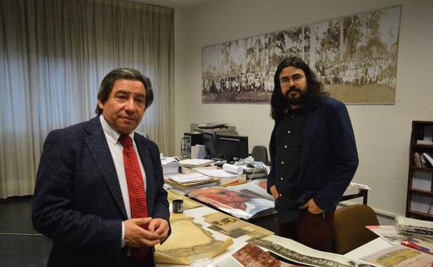Los historiadores Juan Andrés Blanco y Rubén Sánchez, en el Centro de Estudios de la Emigración Castellana y Leonesa en Zamora. /A. PÉREZ