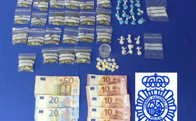 Drogas y dinero intervenidos por la Policía Nacional. /WORD