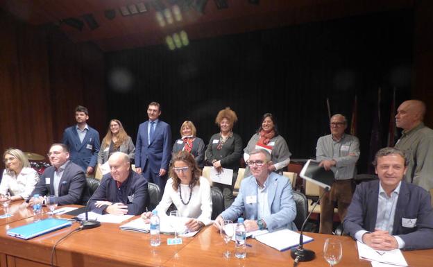 Nueva directiva del Ateneo, en la asamblea celebrada ayer. /El Norte