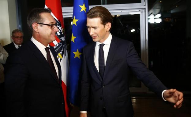 El ultranacionalista Heinz-Christian Strache (i) y el líder de los conservadores, Sebastian Kurz, hoy en Viena./Reuters