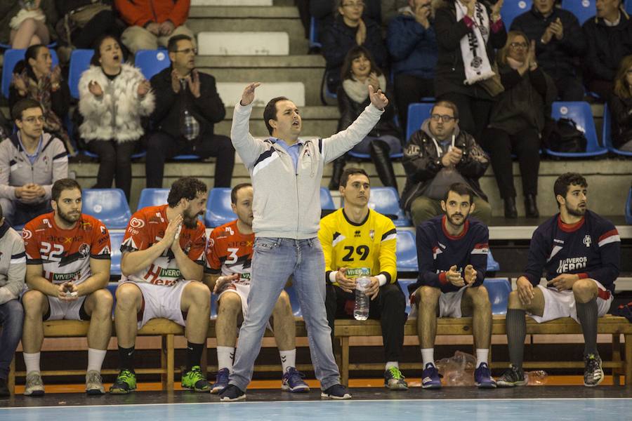 Dani Gordo realiza indicaciones durante el partido disputado este sábado./Javier Cotera