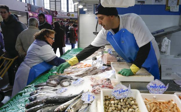 Un vendedor de un puesto del Mercado Central coloca los pescados y el marisco que ofrece al público/Manuel Laya