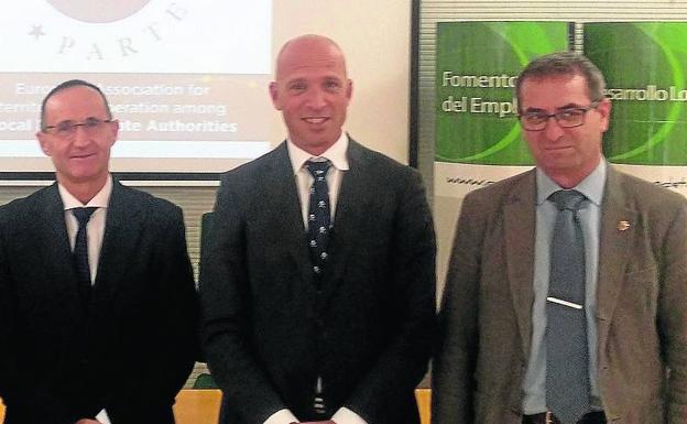 El diputado Jaime Pérez (a la derecha) ha representado a la Diputación de Segovia en el encuentro de Sevilla. /El Norte