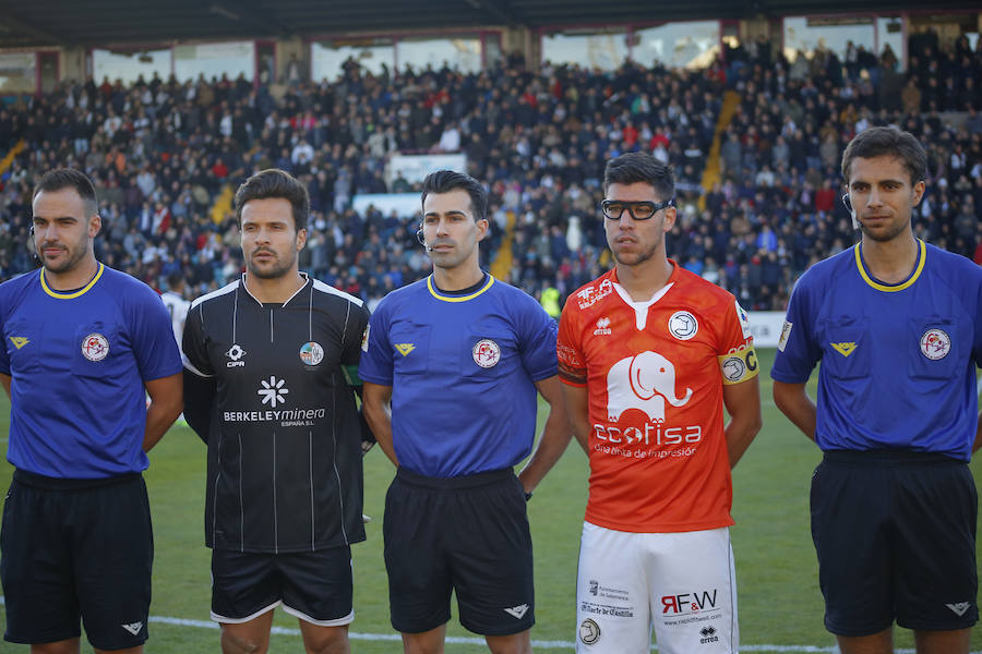 Chamorrro, a la derecha con gafas, en el partido ante el Salmantino./MANUEL LAYA