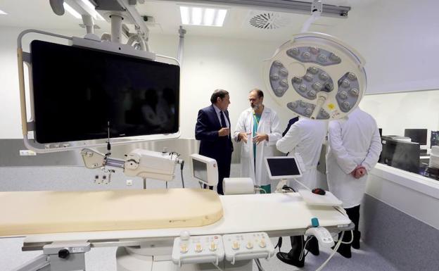 El consejero de Sanidad, Antonio María Sáez Aguado visita la nueva Unidad de Cuidados Agudos Cardiológicos del Hospital Clínico Universitario. /MIRIAM CHACÓN / ICAL