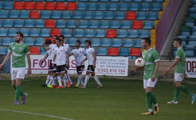 Los jugadores del CFSalmantino celebran uno de los tantos de Murci al San José de Soria./VÍCTOR ANTORAZ