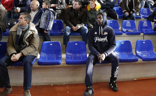 Jason Calliste en la grada, durante el encuentro ante el Oviedo./ANTONIO QUINTERO