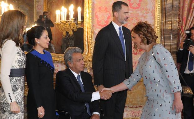 Ángeles Armisén saluda a Lenin Moreno en presencia del Rey, su esposa, Rocío González, y la Reina de España./El Norte