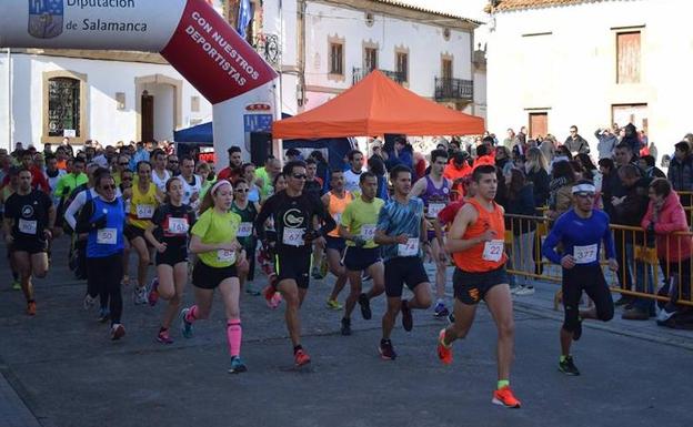 Los corredores toman la salida de la Carrera del Turrón en Lumbrales./DSATL