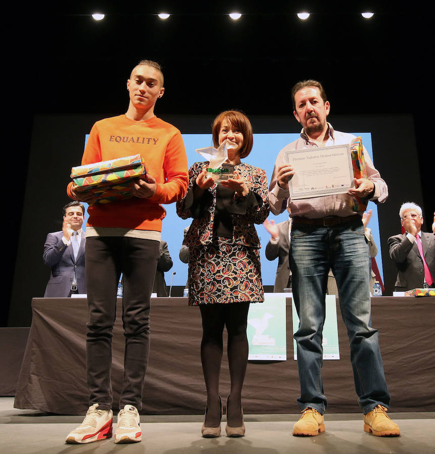 Alberto Ainsua (izquierda), junto a los responsables del IES Trinidad Arroyo de Palencia./Antonio de Torre