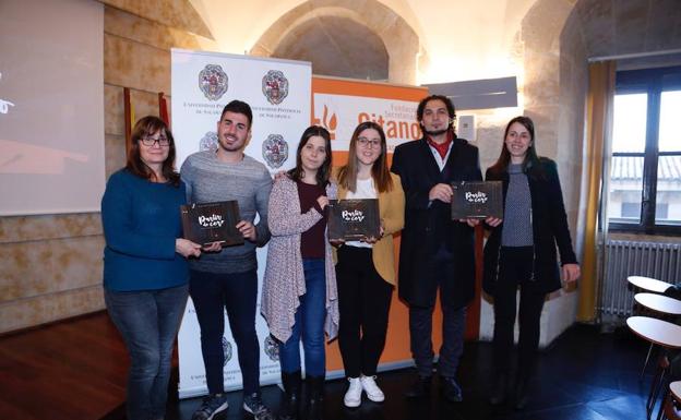 Participantes ayer en la mesa redonda de la Upsa, con los dípticos de la campaña nacional./MANUEL LAYA