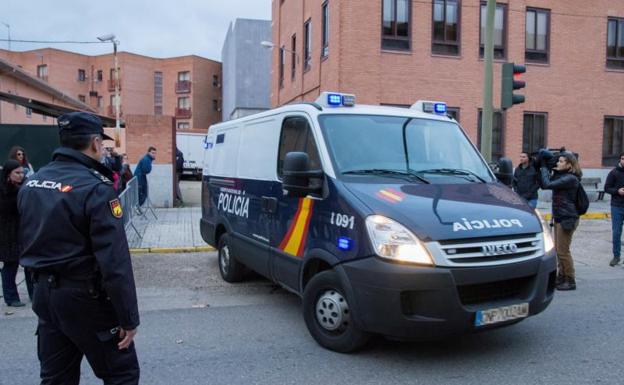 Furgón policial que traslada a los tres jugadores de la Arandina Club de Fútbol./EFE