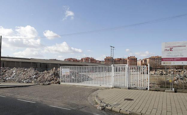 Antiguos terrenos de Metales Extruidos donde VIVA edificará viviendas de proteccion oficial en alquiler y en venta./EL NORTE