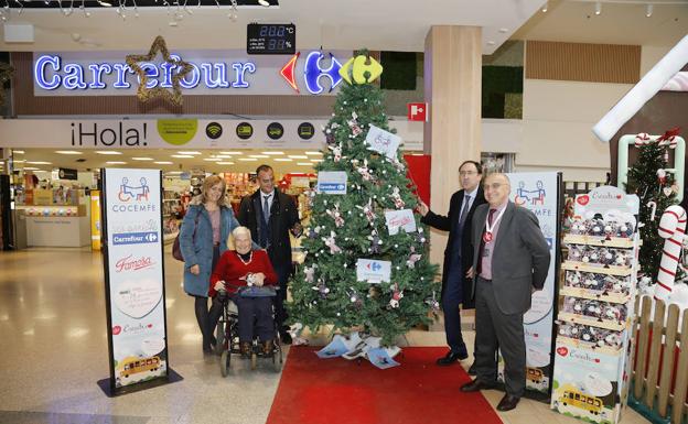 El alcalde y la diputada de Servicios Sociales, con representantes de Carrefour y de Cocemfe. /El Norte