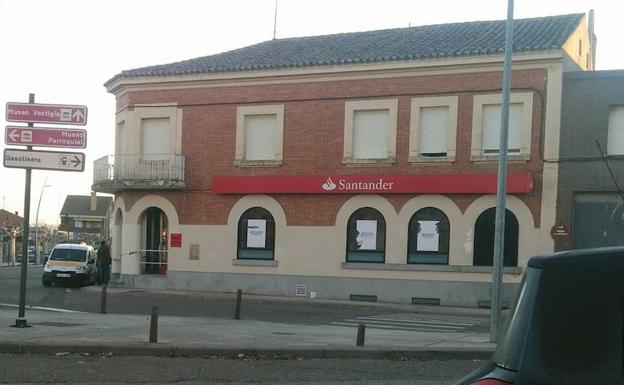 Edificio en el que se ubica la oficina del Santander en Frómista. /El Norte