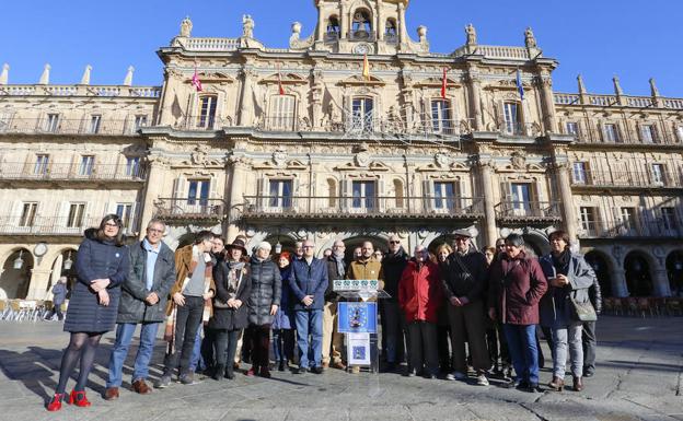 Representantes de las 17 entidades firmantes reunidos en la Plaza Mayor. /MANUEL LAYA