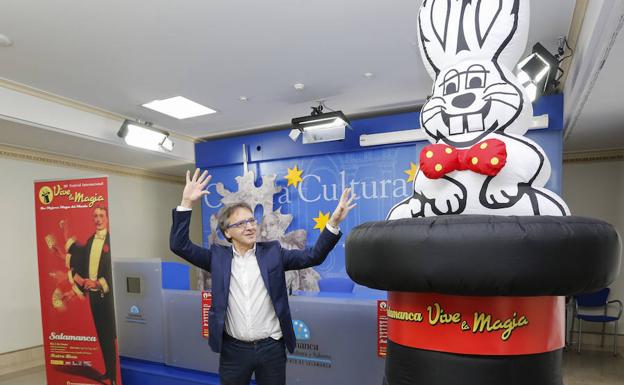 El mago Juan Mayoral, en la presentación del festival. /LAYA