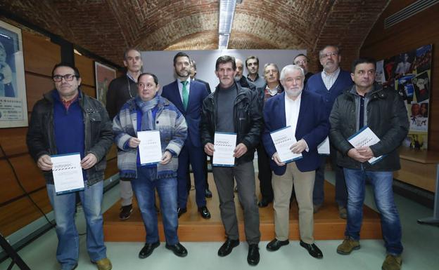Foto de familia de los premiados en el concurso de fotografía. /Manuel Laya