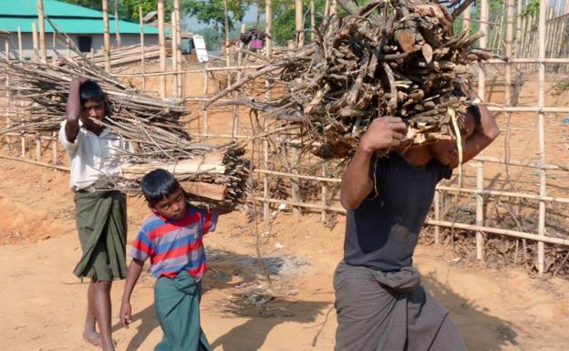 Dos niños acompañan a un adulto en el campamento de Kutupalong, en Bangladesh, donde se asientan muchos de los rohinyás que han huido de Birmania./EFE