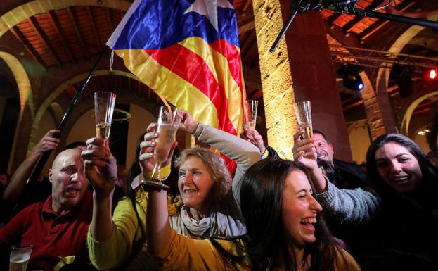 Nacionalistas catalanes brindan con cava tras conocerse los resultados./EFE