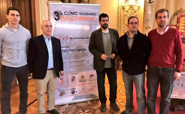 Los organizadores del clínic posan junto al cartel./Twitter @AyuntamientoVLL
